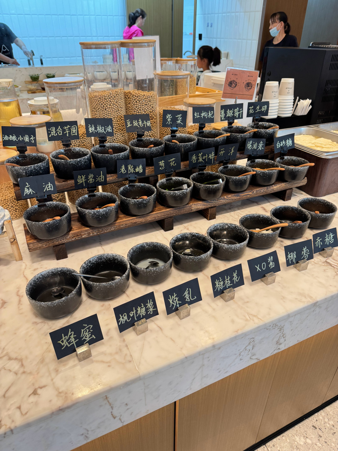 酒店第一次把“拒绝”写在门口:闲鱼7元券和1.5元余粮券,这轮收紧最先扫到的是亚朵的早餐