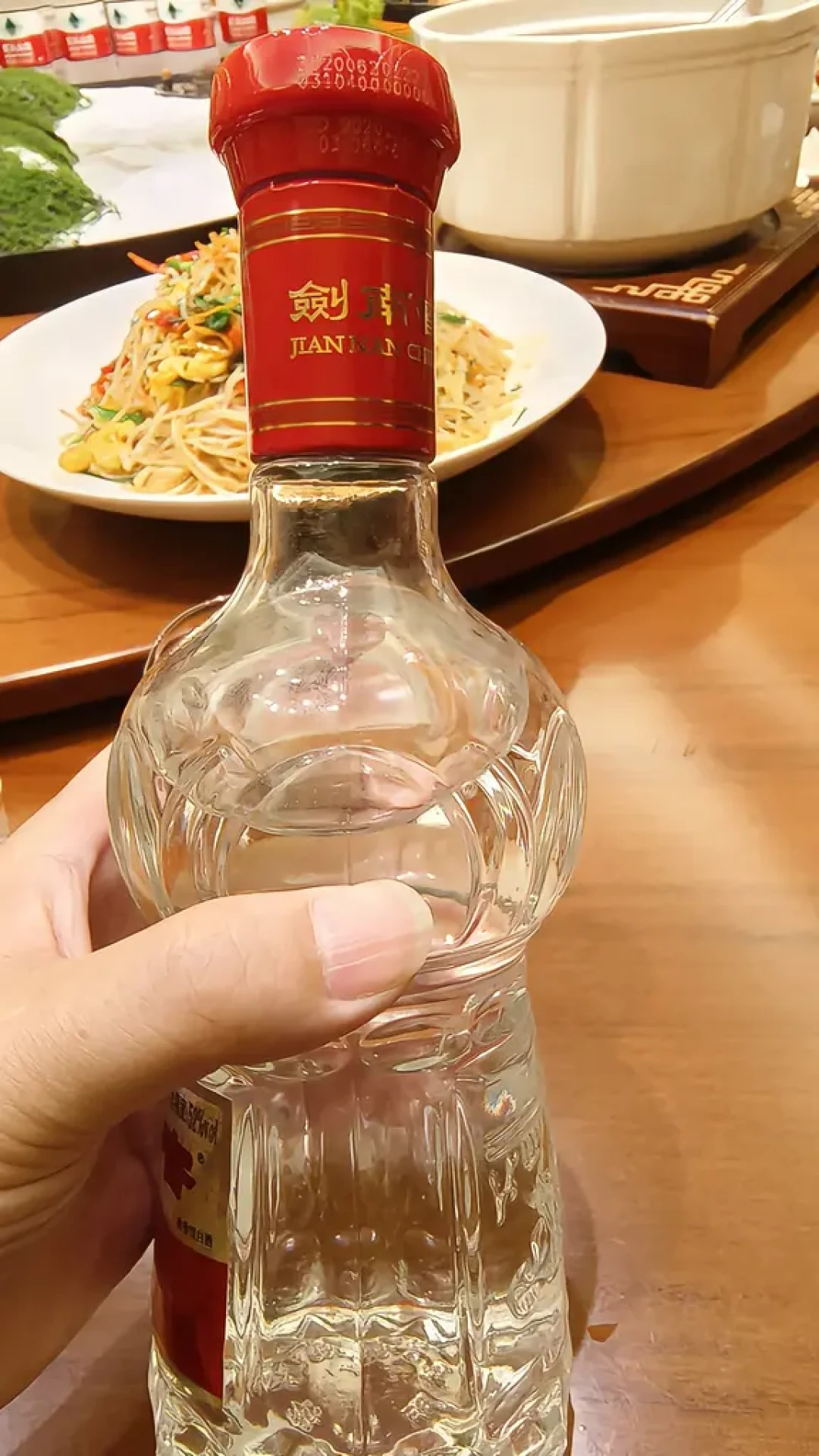 水晶剑的配料表悄悄多了一行字：五粮、六粮之争，中秋摆桌前先看清楚