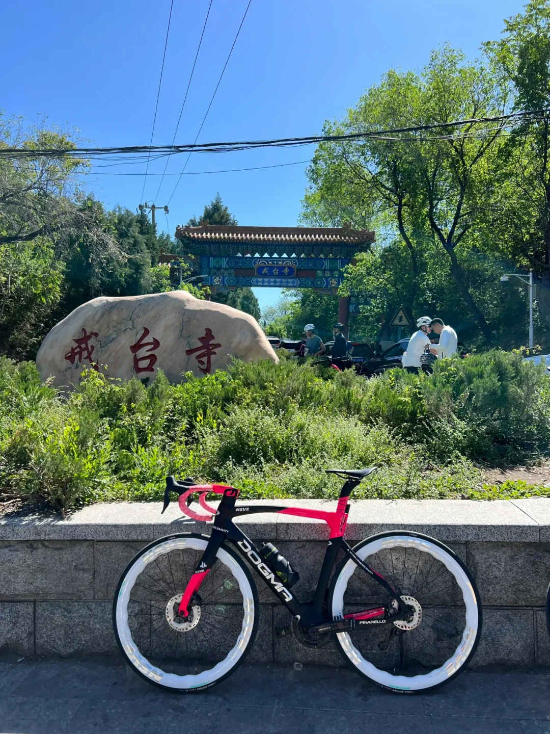戒台寺逆行摩托90万播放，“禁仿赛”评论3139赞：秋季跑山开季前，把200块、1.5秒和路权这三笔账算清
