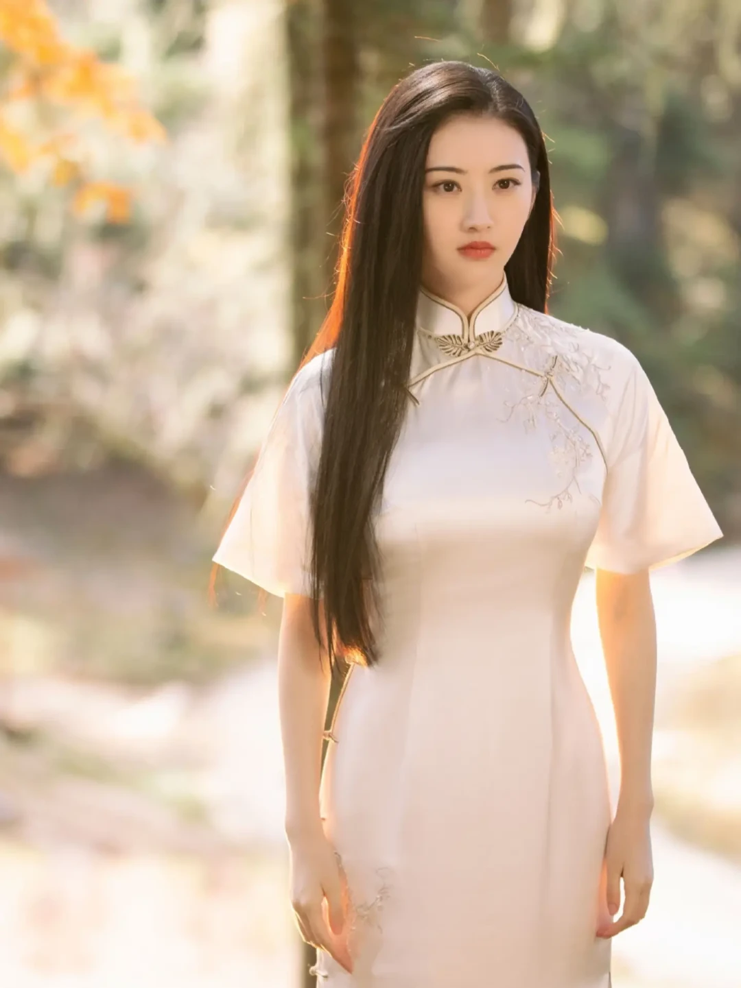 司藤白色旗袍