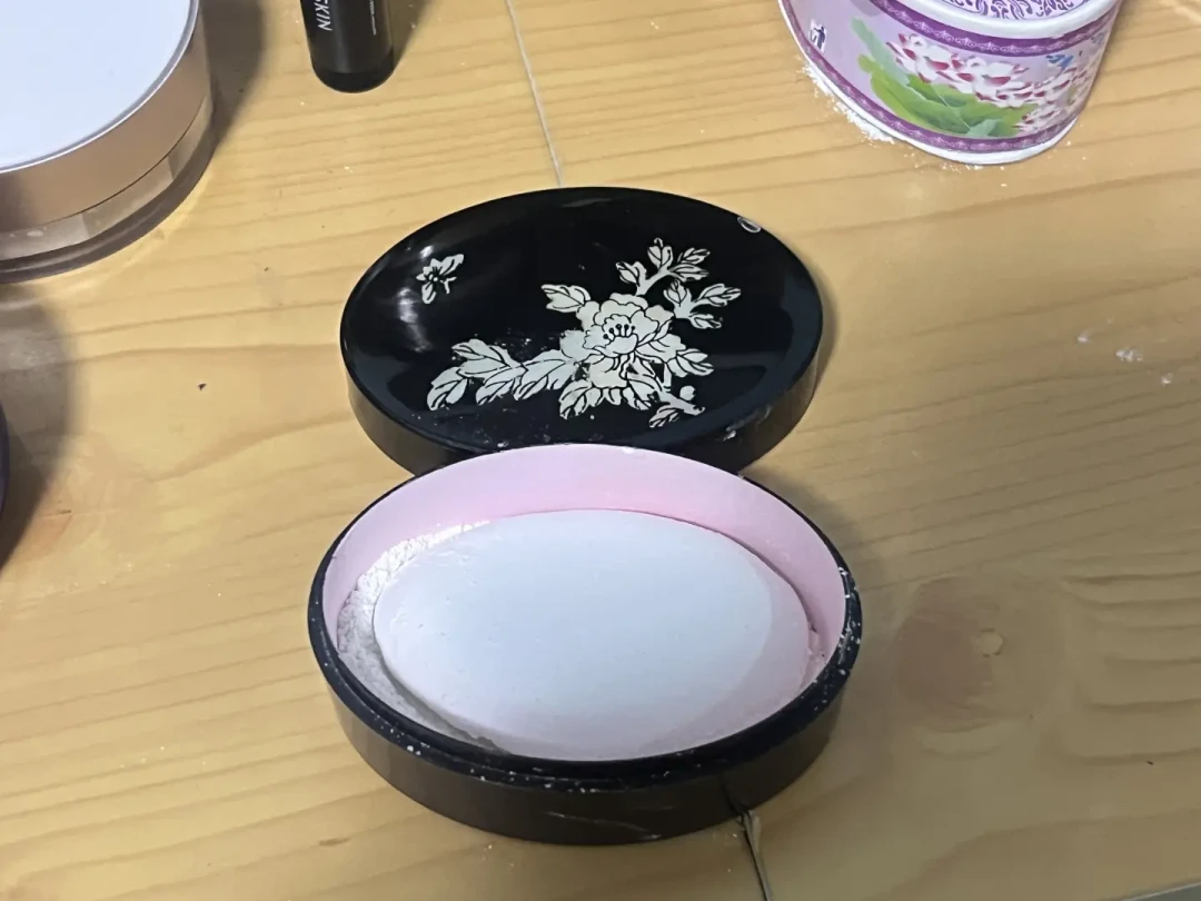 “太奶辈化妆品”又刷屏:有的资产9.58万刚破产,有的38元眉粉用9年——翻完三年两边的爆帖和评论区,我把假情怀、真老字号和蹭人设的新面孔分清了