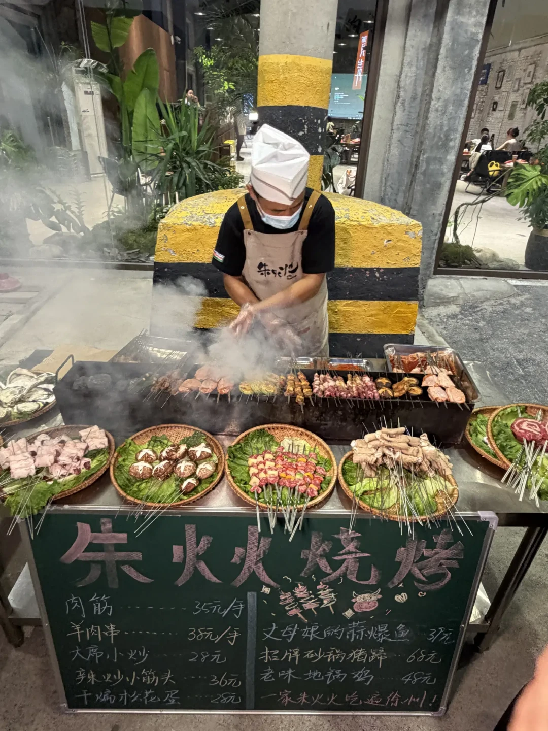 罚到2万的新规跑了3周，野摊烧烤反而在多地开炸：想吃秋天第一串烟火气，先看懂这摊的“线”