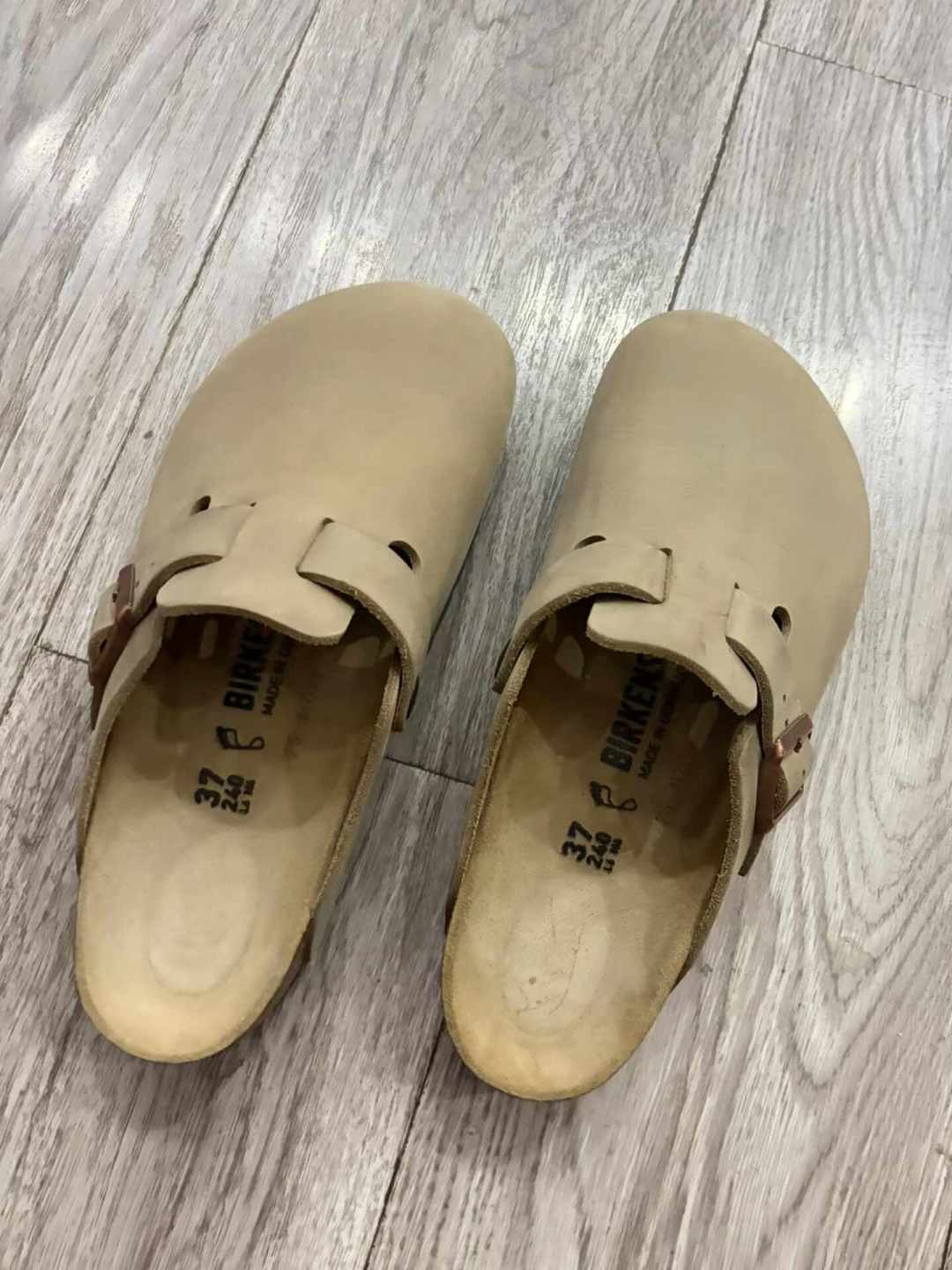 都说勃肯要买大一码,磨穿脚背的人却在评论区排队:第一双勃肯,毁你的不是长度,是宽度