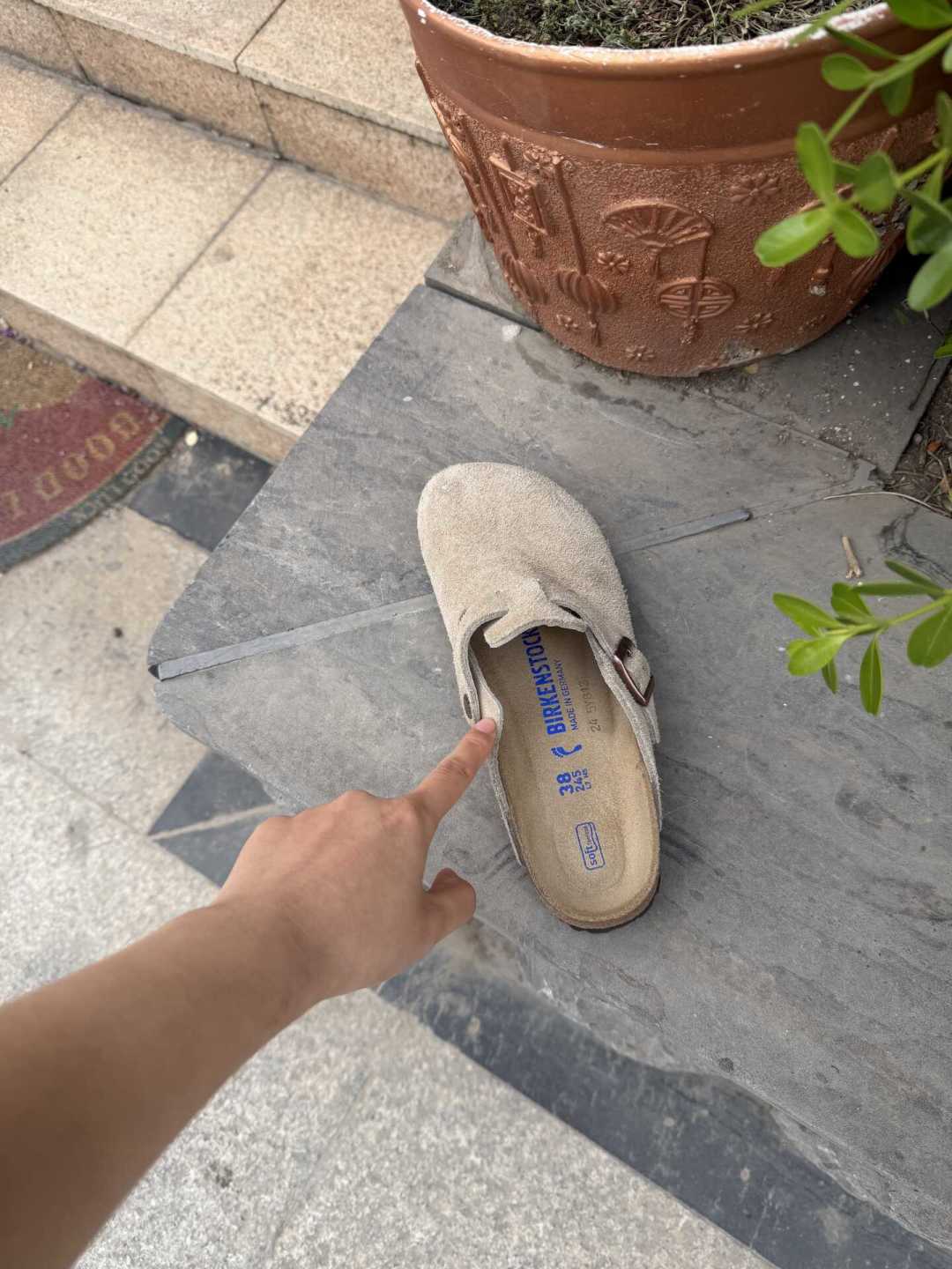 都说勃肯要买大一码,磨穿脚背的人却在评论区排队:第一双勃肯,毁你的不是长度,是宽度