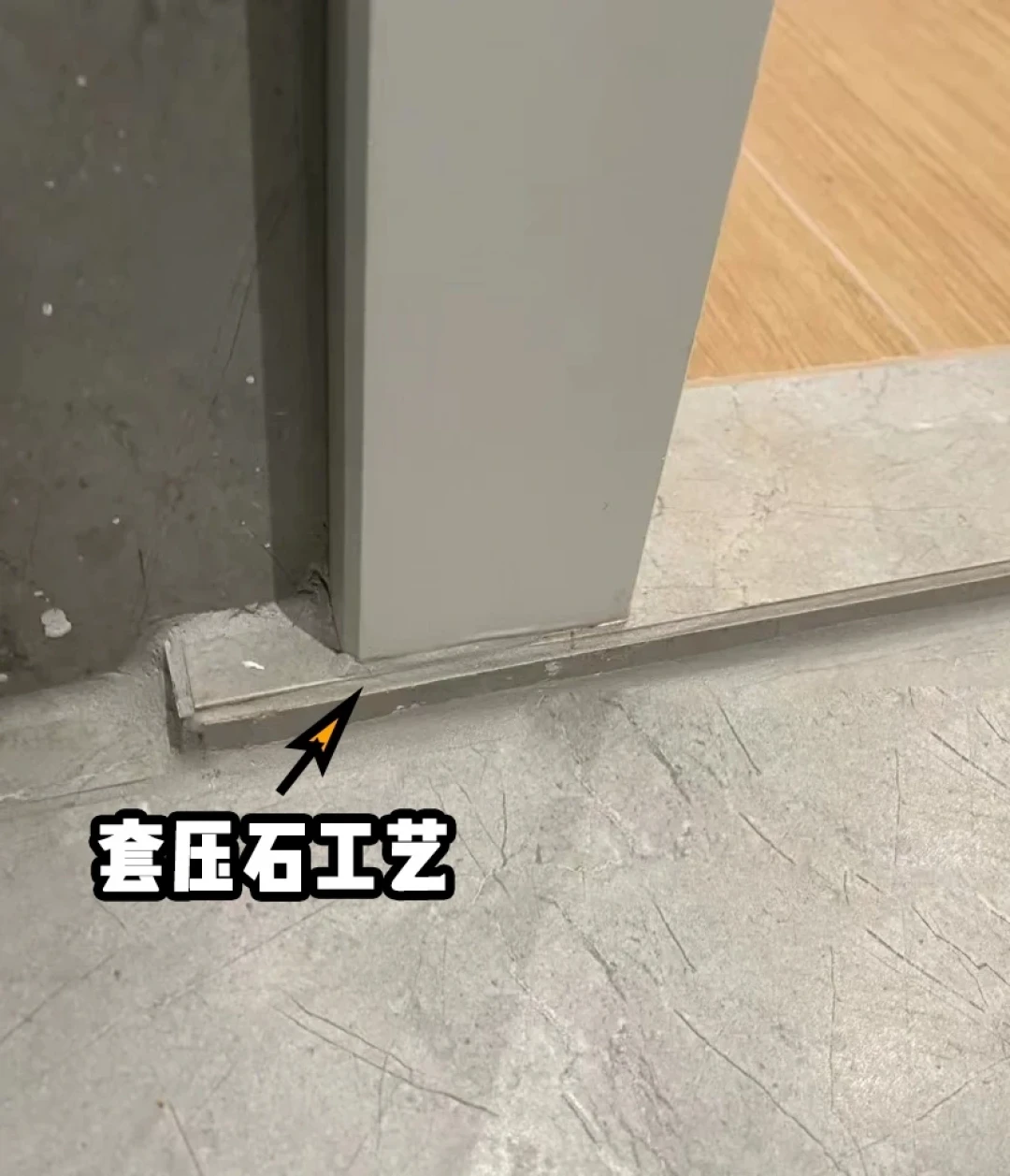 卫生间门口墙反复发霉起皮返碱?补墙膏治不好:正因为防水做严实了,水才只往门口窜,3步0元自查决定要不要砸砖