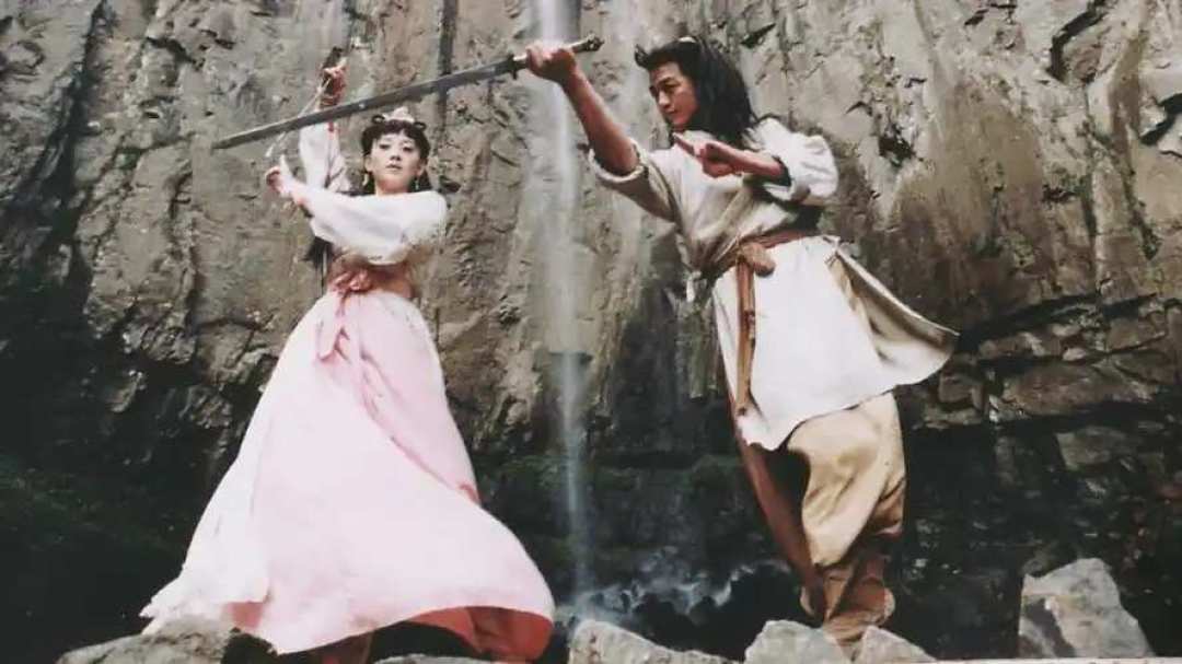 李亚鹏版回春、王晶版被骂、连戏曲都开演了：42年10版《笑傲江湖》，哪版值得你花30小时？