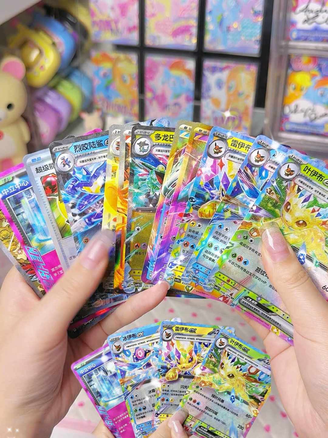 四强选手开卖奖杯、老供应商文创营收-70%:卡牌市场分完层,你手里那批卡谁接?