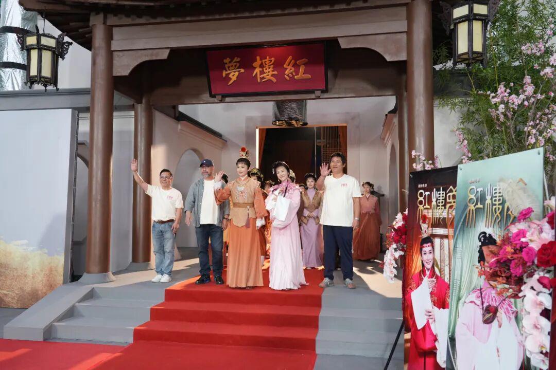 今年抢跑郑晓龙的,是两个