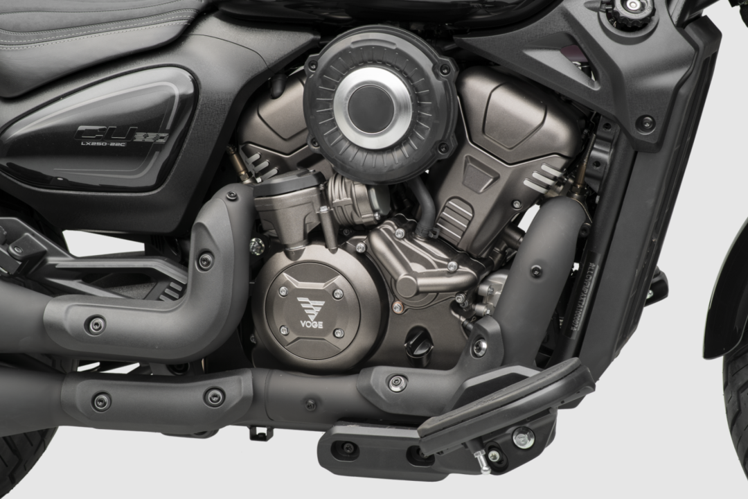 等豪爵TR500的人已经等到第三年：这周双缸500专利又公布，另一边32999元的闪600 V4都到车主手里了——再拿13天等摩博会还是现在锁单？三年爆料时间线、专利实锤明细和巡航现价账我全摆齐了