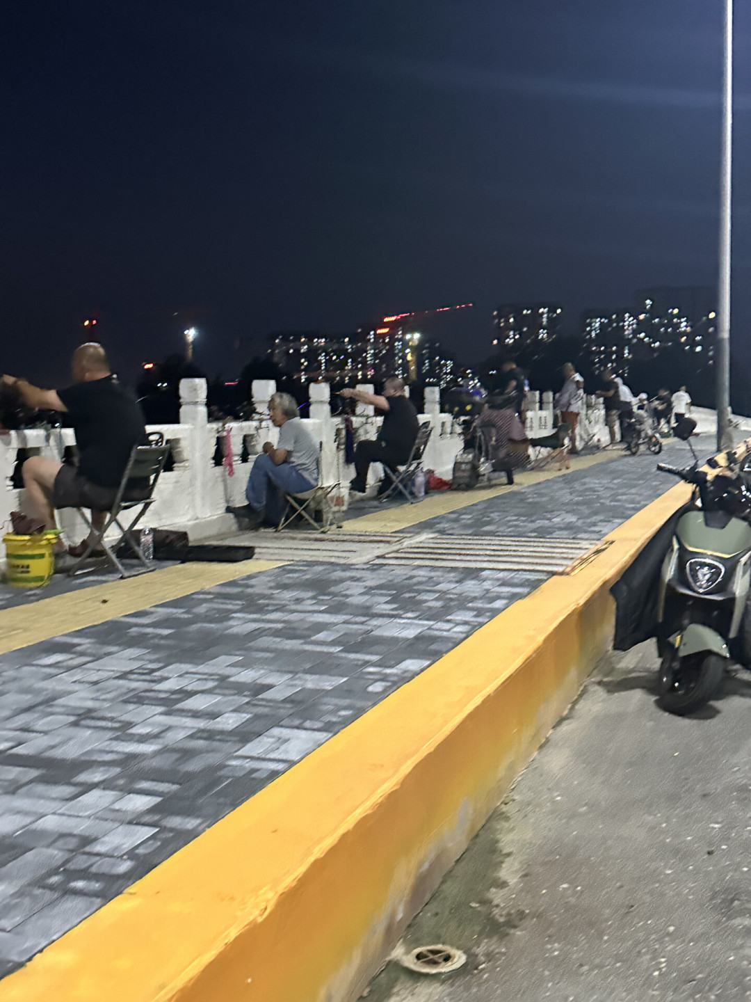 晚上八点,桥上的钓位已经满了:入秋夜钓正流行“挂到桥上去”,150元一套的作业,避开四个坑再抄
