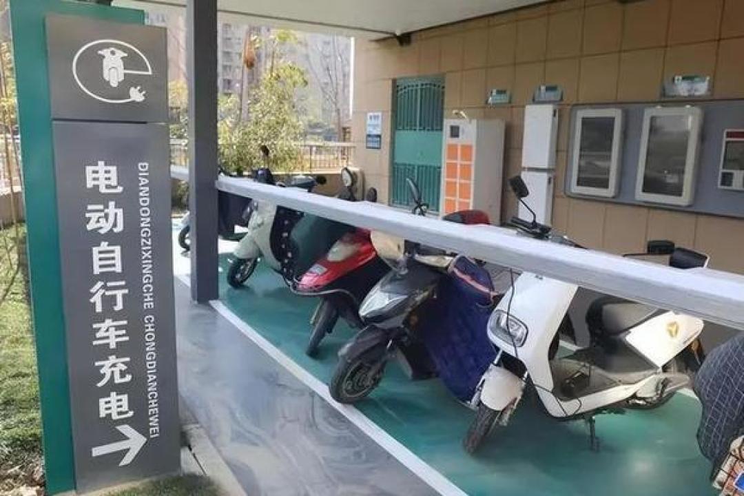 一夜烧掉400多辆电动自行车，充电桩终于有了强制国标：明年4月1日实施前，先对照这5处检查楼下的桩
