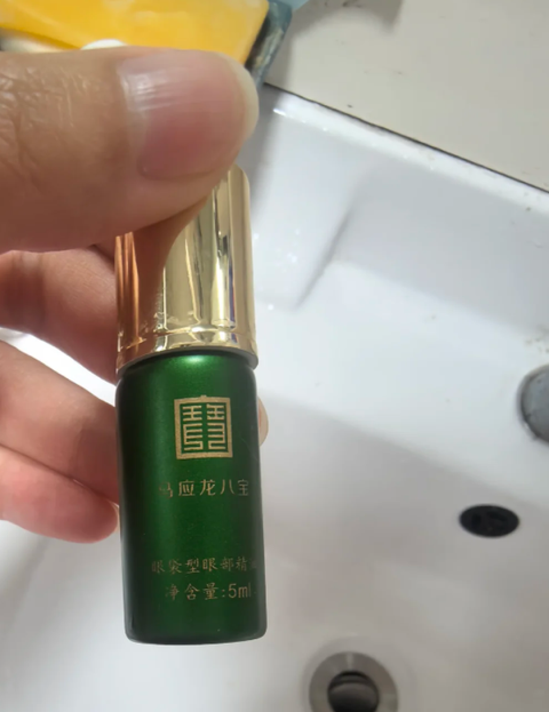 精简护肤梳妆台上最争议的那瓶眼霜:每毫升价差近9倍,先做这个4周自检再决定扔还是买