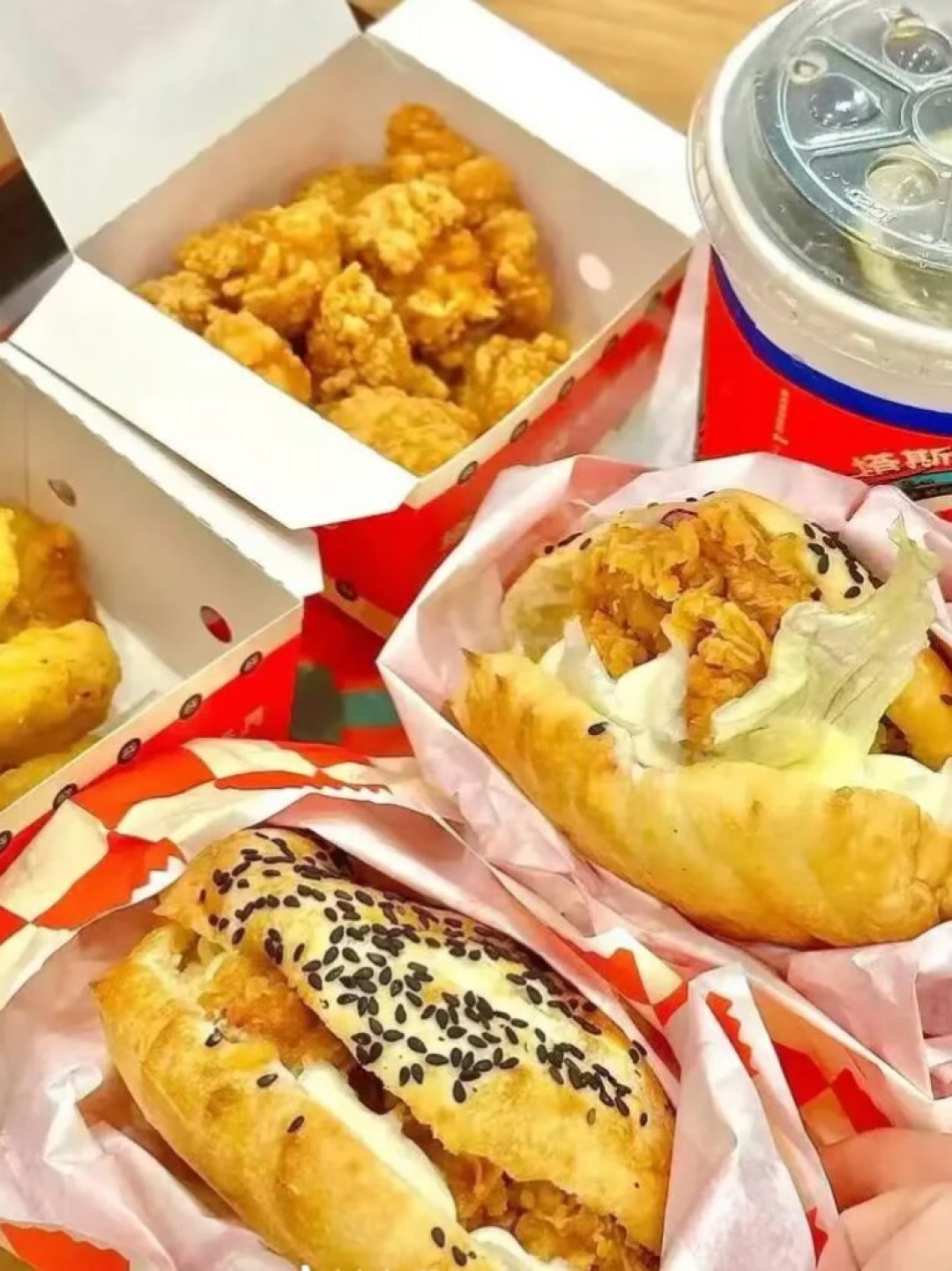都说塔斯汀“缩水”?那些被“大象踩”的扁汉堡,多半是外卖箱压的