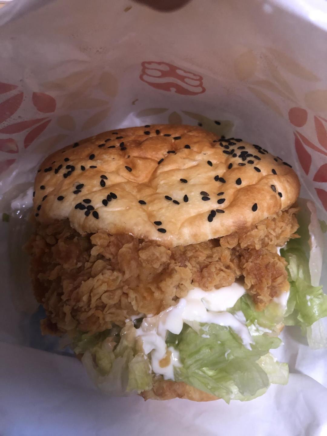 都说塔斯汀“缩水”?那些被“大象踩”的扁汉堡,多半是外卖箱压的