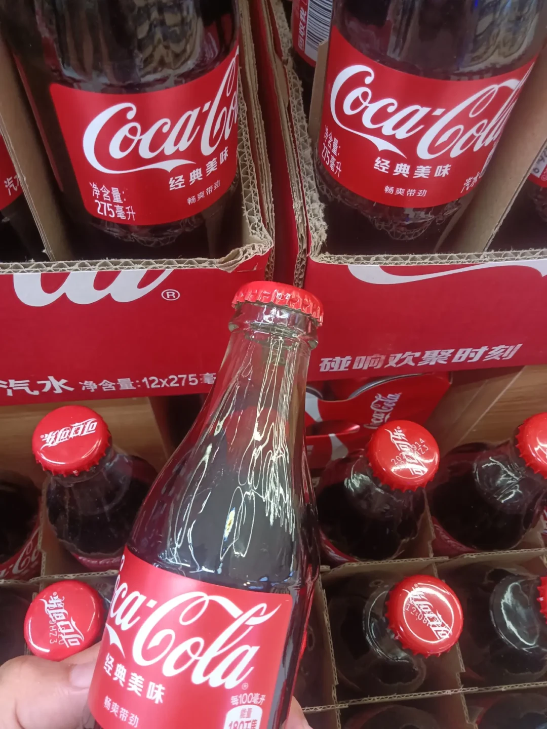 奖励一年可乐刷屏了:值多少钱、有多甜、低血糖到底能不能喝,这篇账先算完再感动