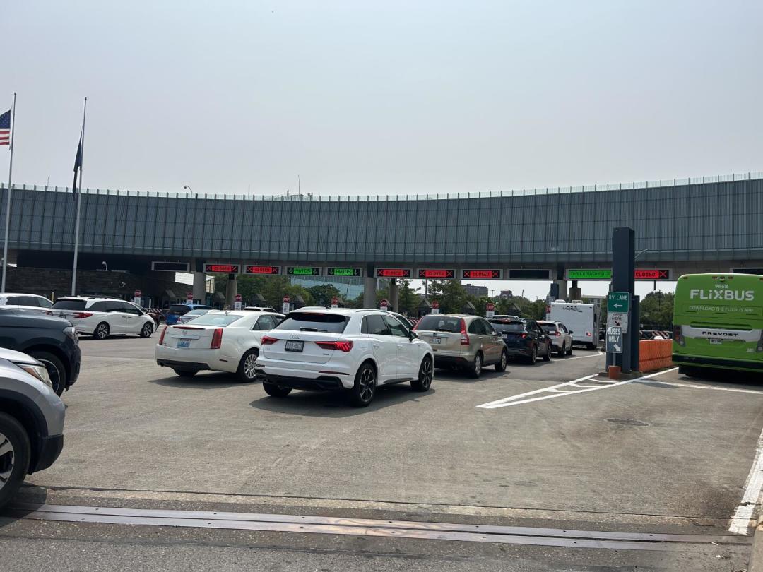 持美签不等于能开车过境:国庆想“顺路”进加拿大,先把证件、车道、小黄单、过桥费四道门对上