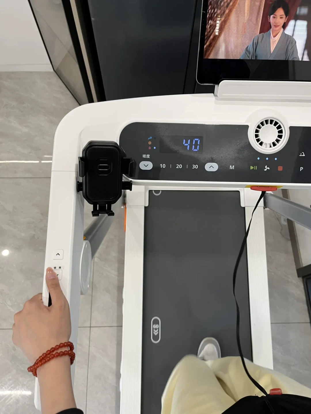 刷屏半年的「爬坡走」开始进入辟谣潮：坡度、扶扶手、心率这三个数，万赞帖从没一起说全