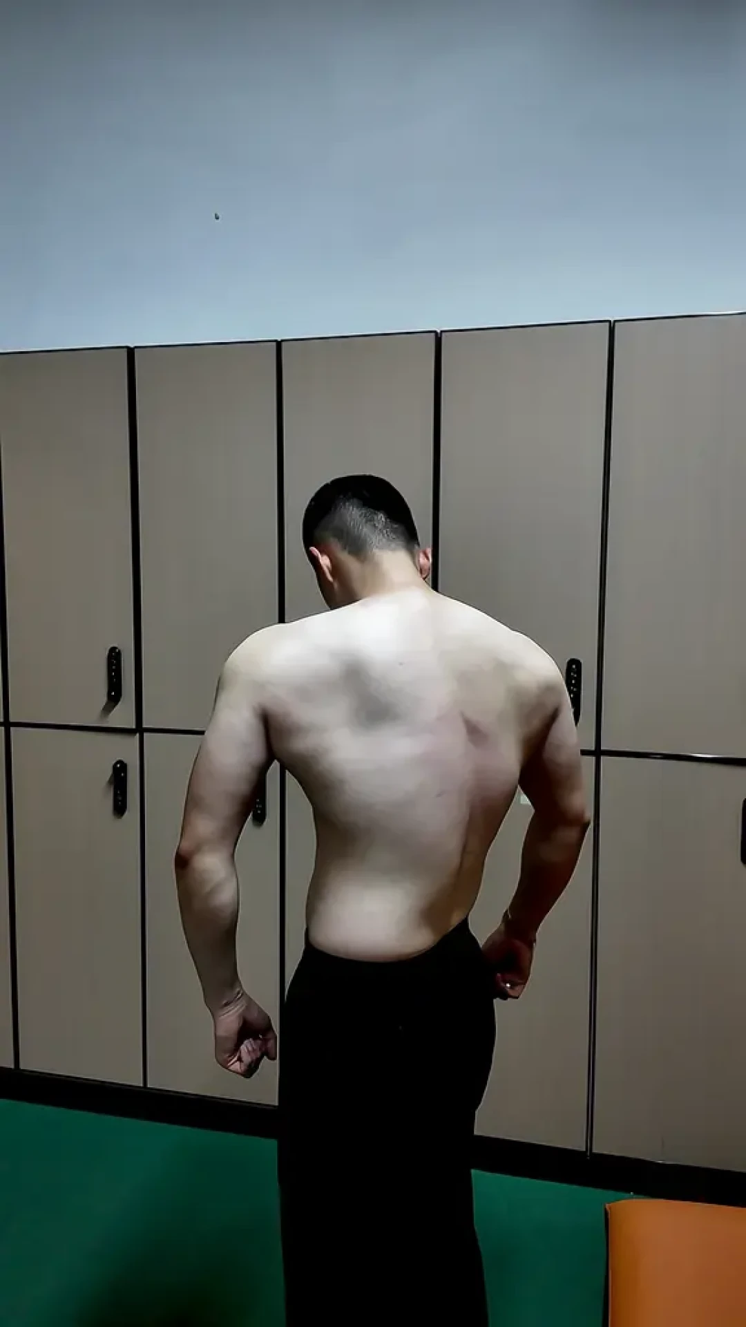 练出一身肌肉之后,M/L/XL 就失效了:肌肉男买秋装,先看这三个数