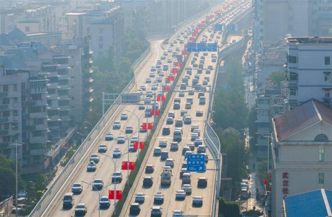 燃油车跌了40%,高速上它仍占四分之三:国庆自驾的油车车主,先把这四笔账算完