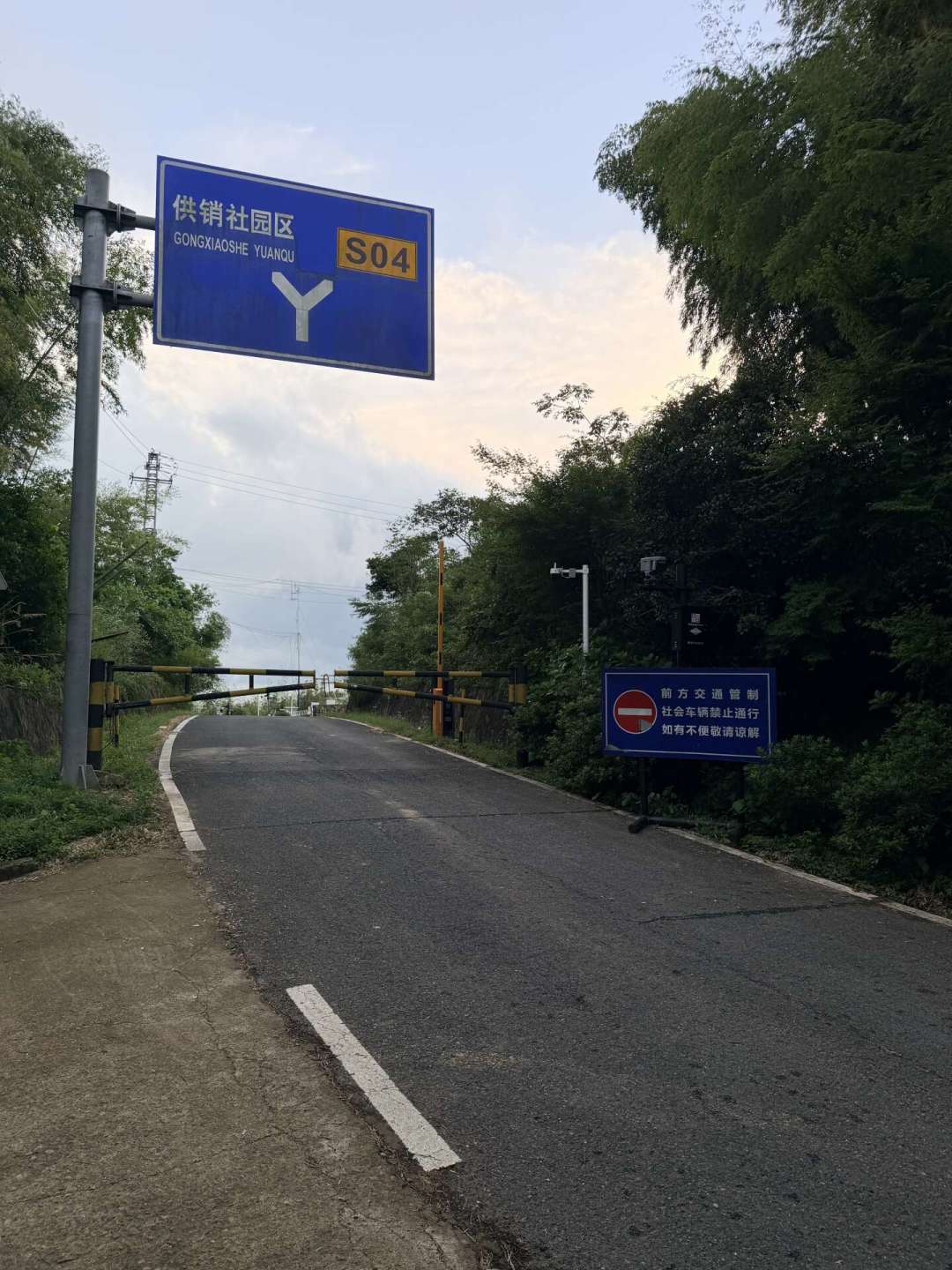 收藏夹里的跑山路书正在悄悄过期:全网翻出10地景区禁摩、11条封路通报,这个秋天先换一遍你的骑行地图