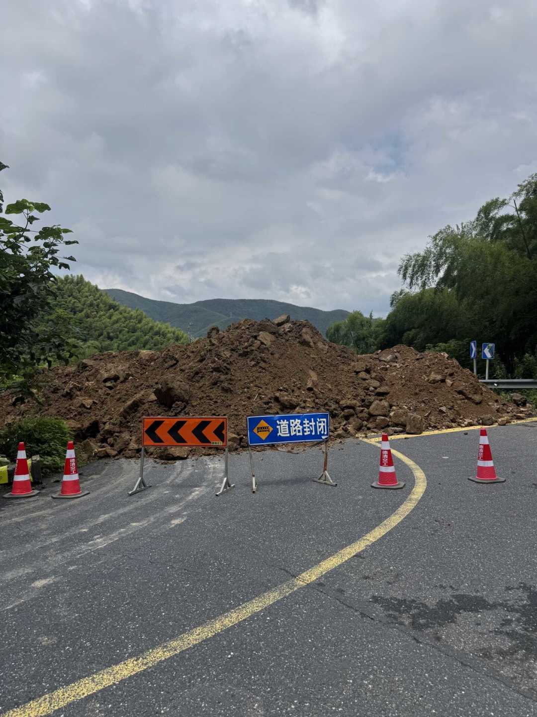 收藏夹里的跑山路书正在悄悄过期:全网翻出10地景区禁摩、11条封路通报,这个秋天先换一遍你的骑行地图