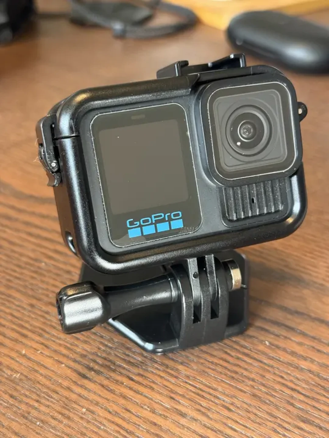 放着不用反而鼓包?我把全网近三十条求助帖翻完了:GoPro电池鼓包的3个加速器、2条雷区,和卖身之后还换不换得动的售后