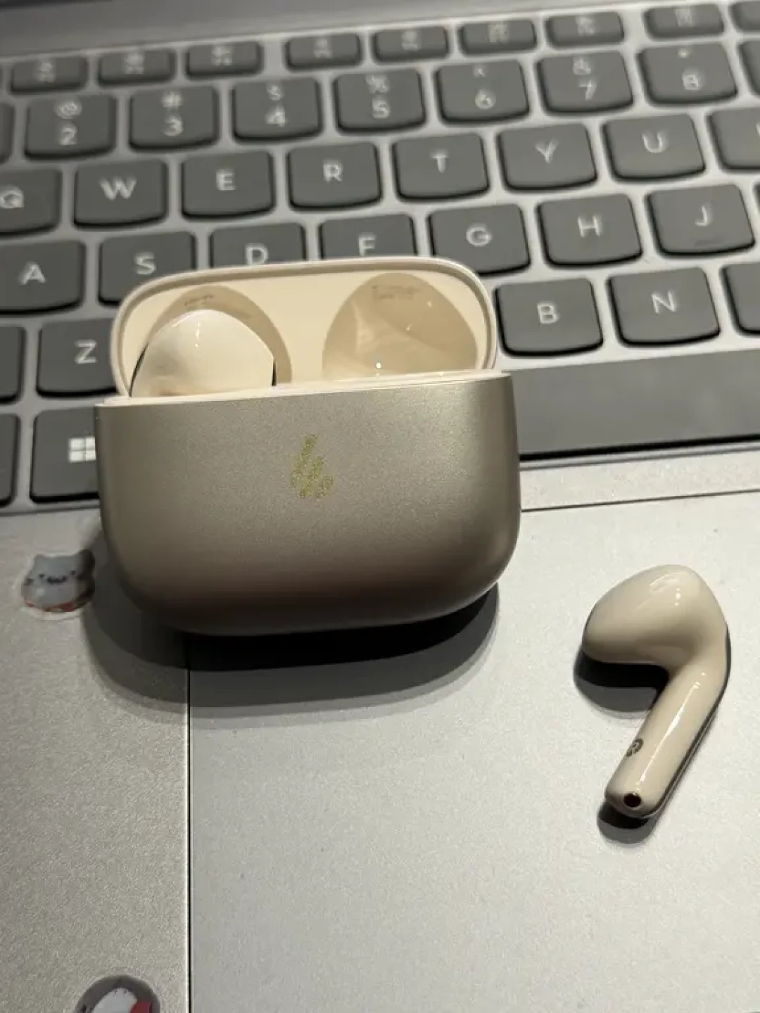 入耳半入耳耳夹头戴都试遍还是疼?这4种疼根本不是一种病:我把100多条抱怨帖对完,发现锅真不在形态上
