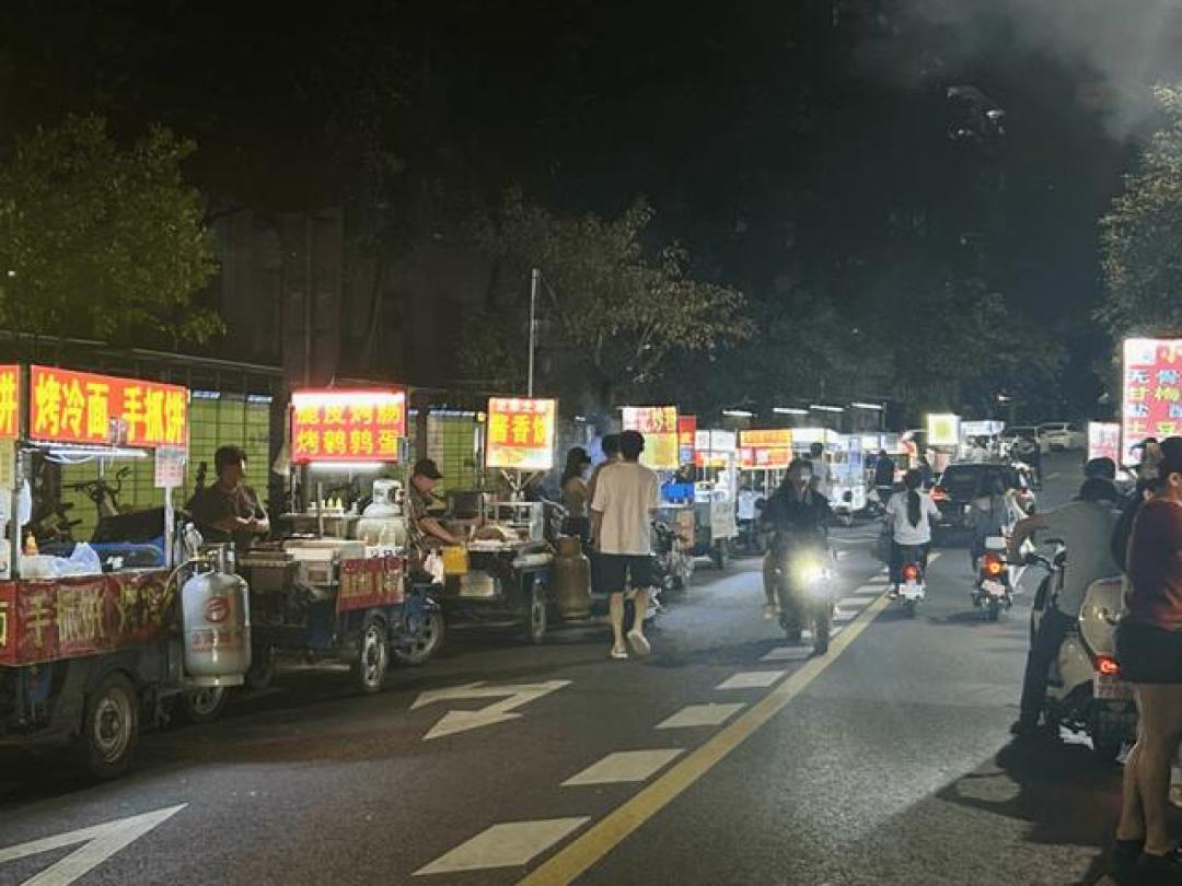 摊位管理费3500/月、1元一串的还在开：夜市价格彻底分家了，中秋逛摊前先学会这三看