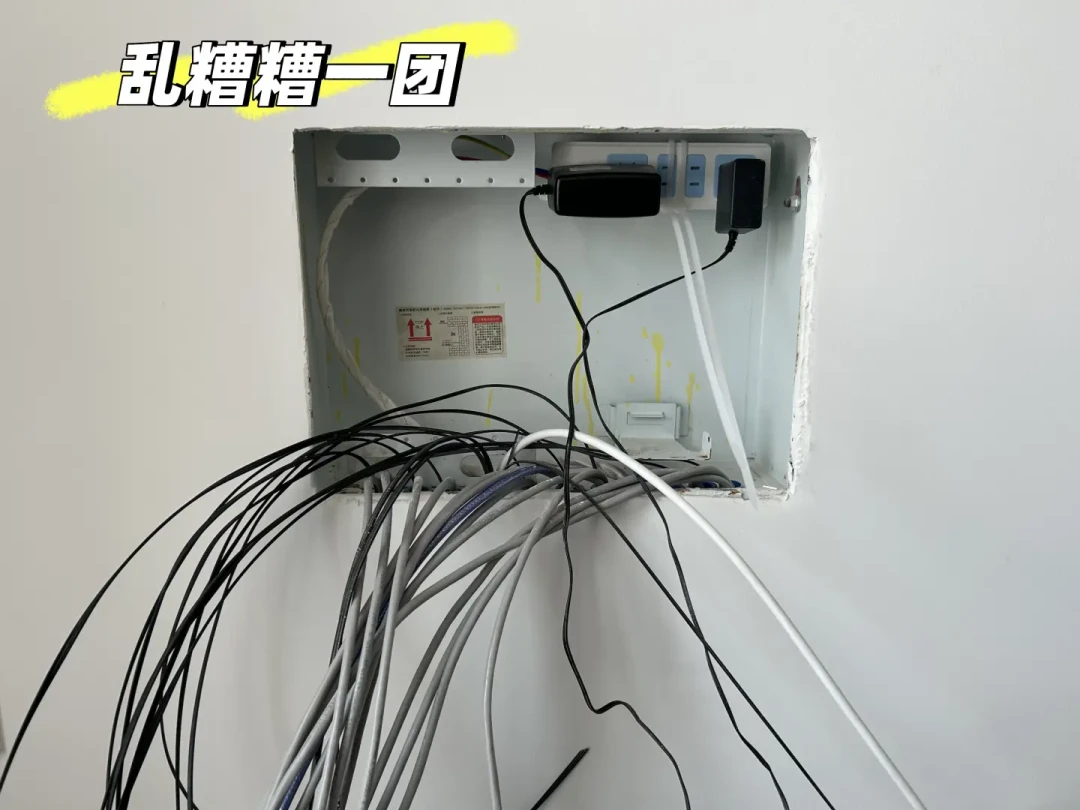 弱电箱没插座,装宽带的小哥先拉了个拖线板:翻完这批高赞改造帖,我把三种交付状态的补电路径整理成了一张表