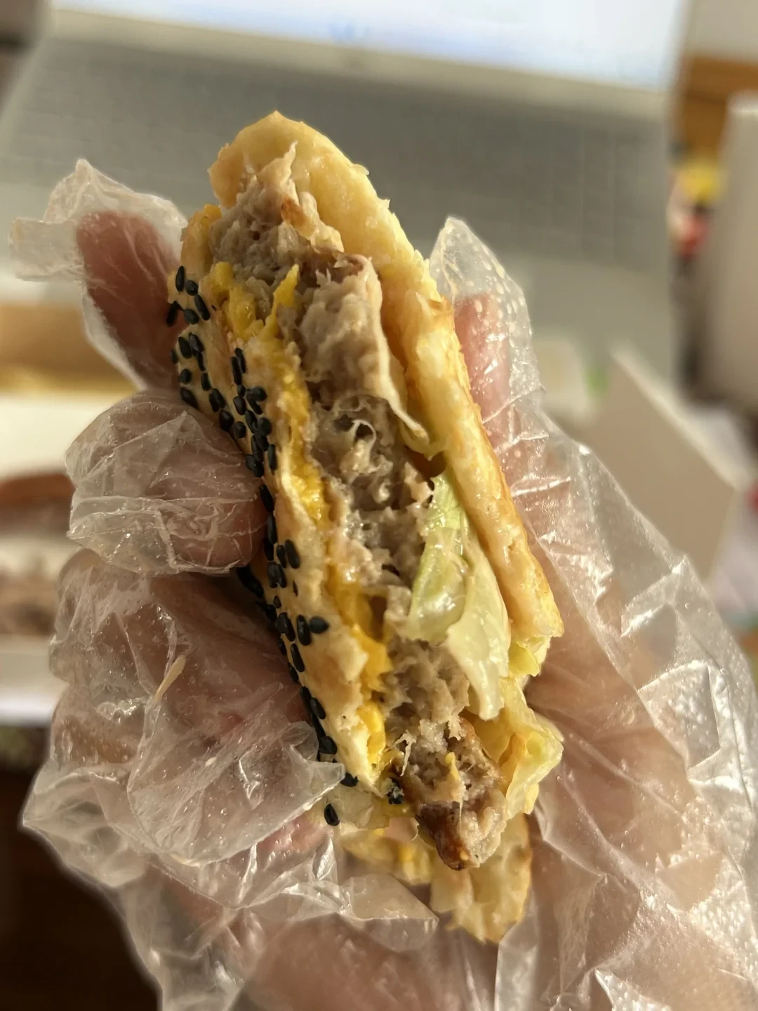 塔斯汀开学头一周把新品吃明白了：11块的鸡肉串就是堡里的肉切薄片，避风塘好不好吃看你备注那一句