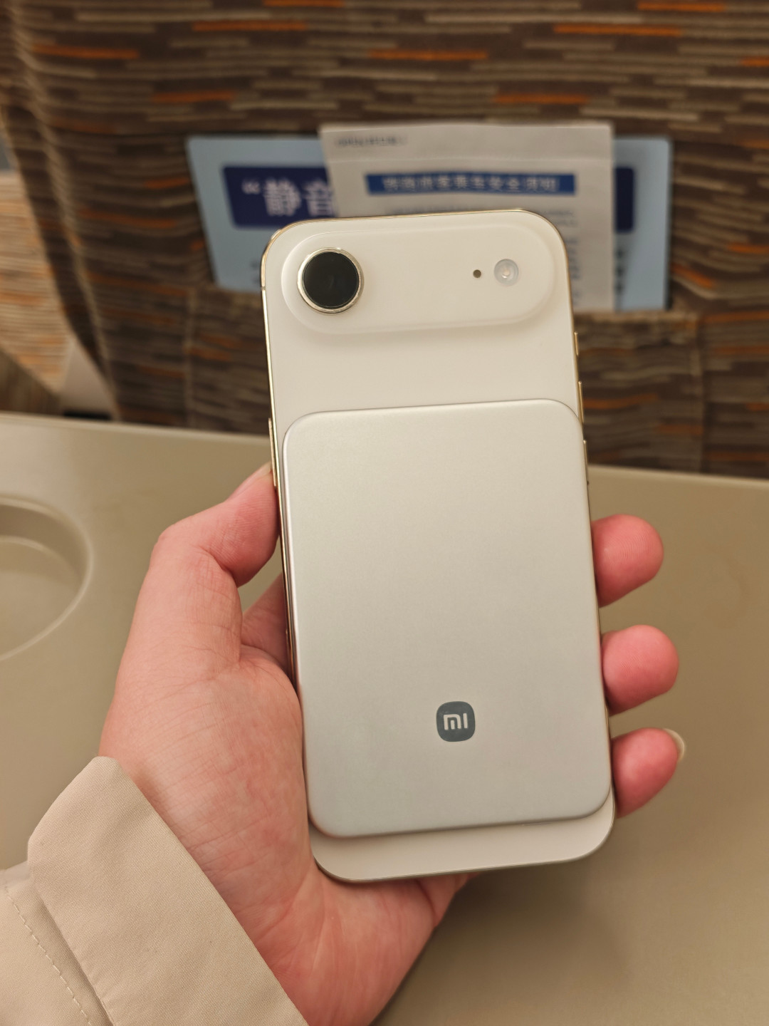 iPhone 18磁吸充电口传闻辟谣了,但9-10月换机前,这三笔