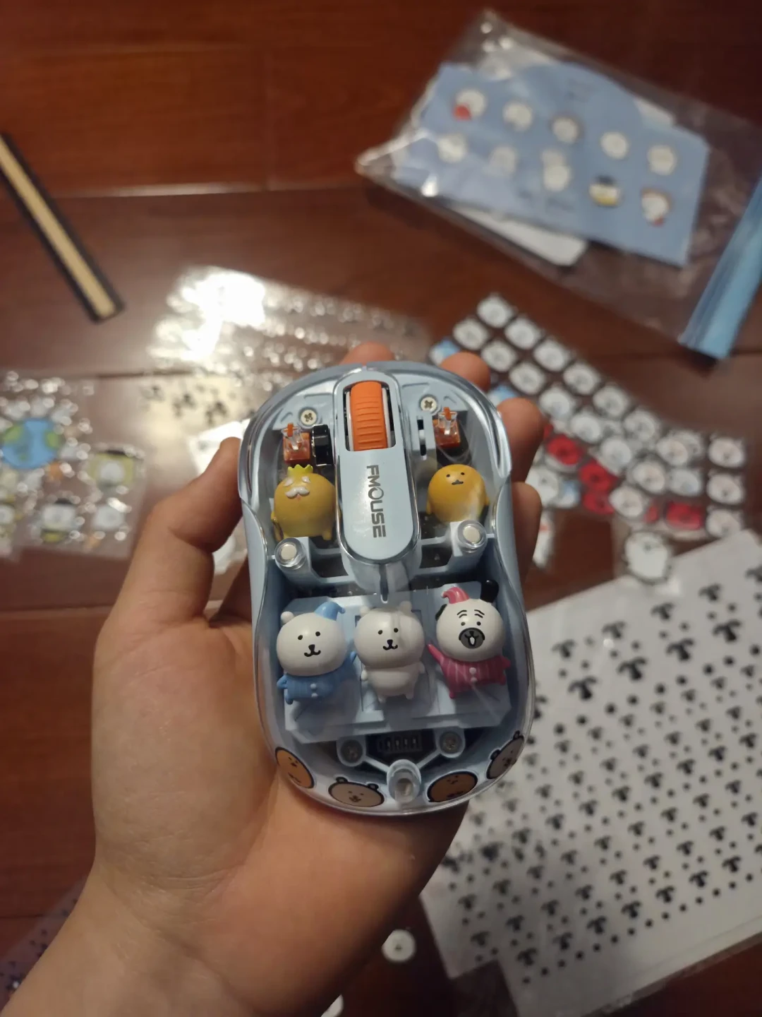 把萌粒塞进鼠标: