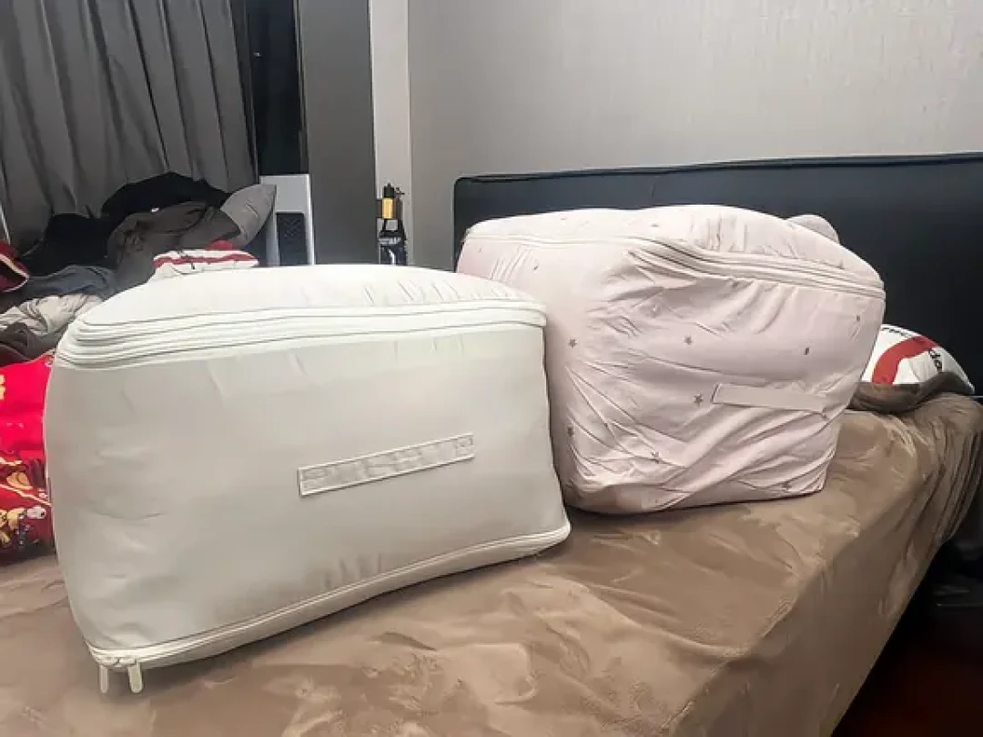 蚕丝被压成“板砖”，凶手是几十块的真空袋：翻完换季高峰期的霉斑、发臭、结块吐槽帖，哪种被子能压哪种不能，答案写在洗标上