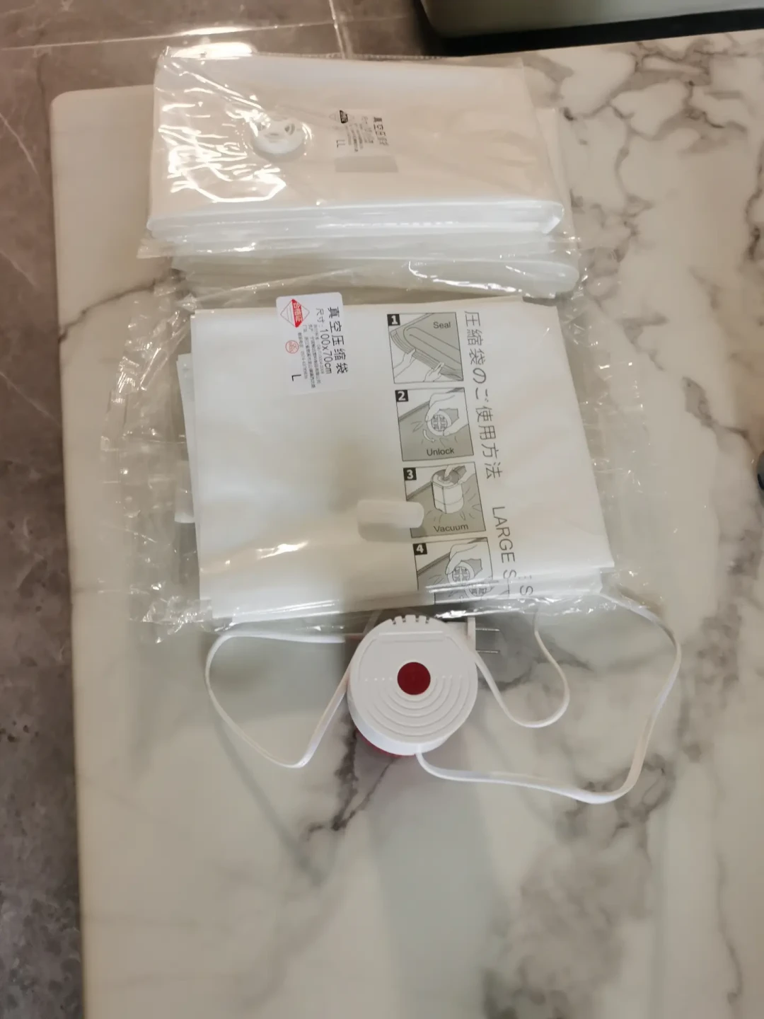 蚕丝被压成“板砖”，凶手是几十块的真空袋：翻完换季高峰期的霉斑、发臭、结块吐槽帖，哪种被子能压哪种不能，答案写在洗标上