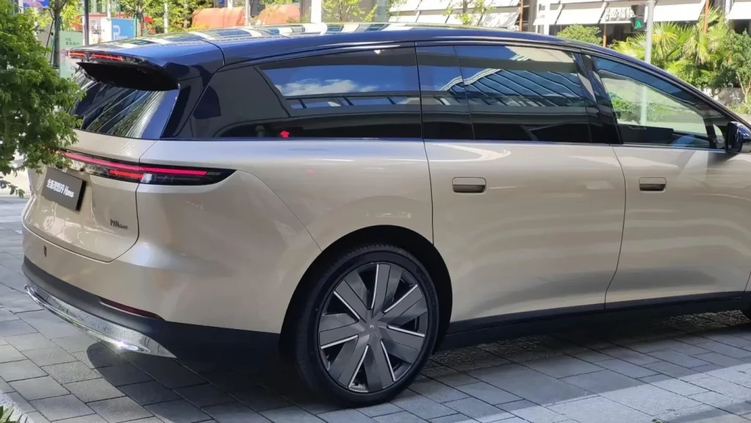 理想i9被曝只做一款配置卖40.98万：防倾杆要加2万、滑移屏是LCD——看懂“满配”的两面，40万预算的人9/11看展前先做这道功课