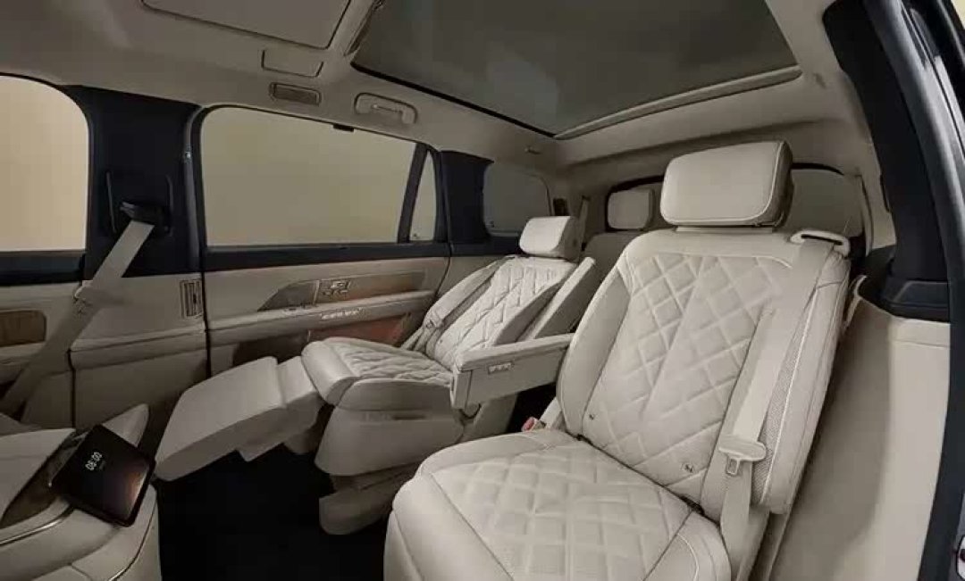 理想i9被曝只做一款配置卖40.98万：防倾杆要加2万、滑移屏是LCD——看懂“满配”的两面，40万预算的人9/11看展前先做这道功课