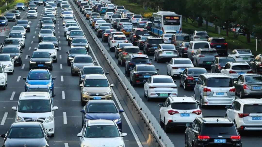 北京家庭36分入围、深圳铁皮从9.5万跌到1.64万、广州增发12万个:一线城市车牌集体松动的这一年,窗口全写着“年底前”