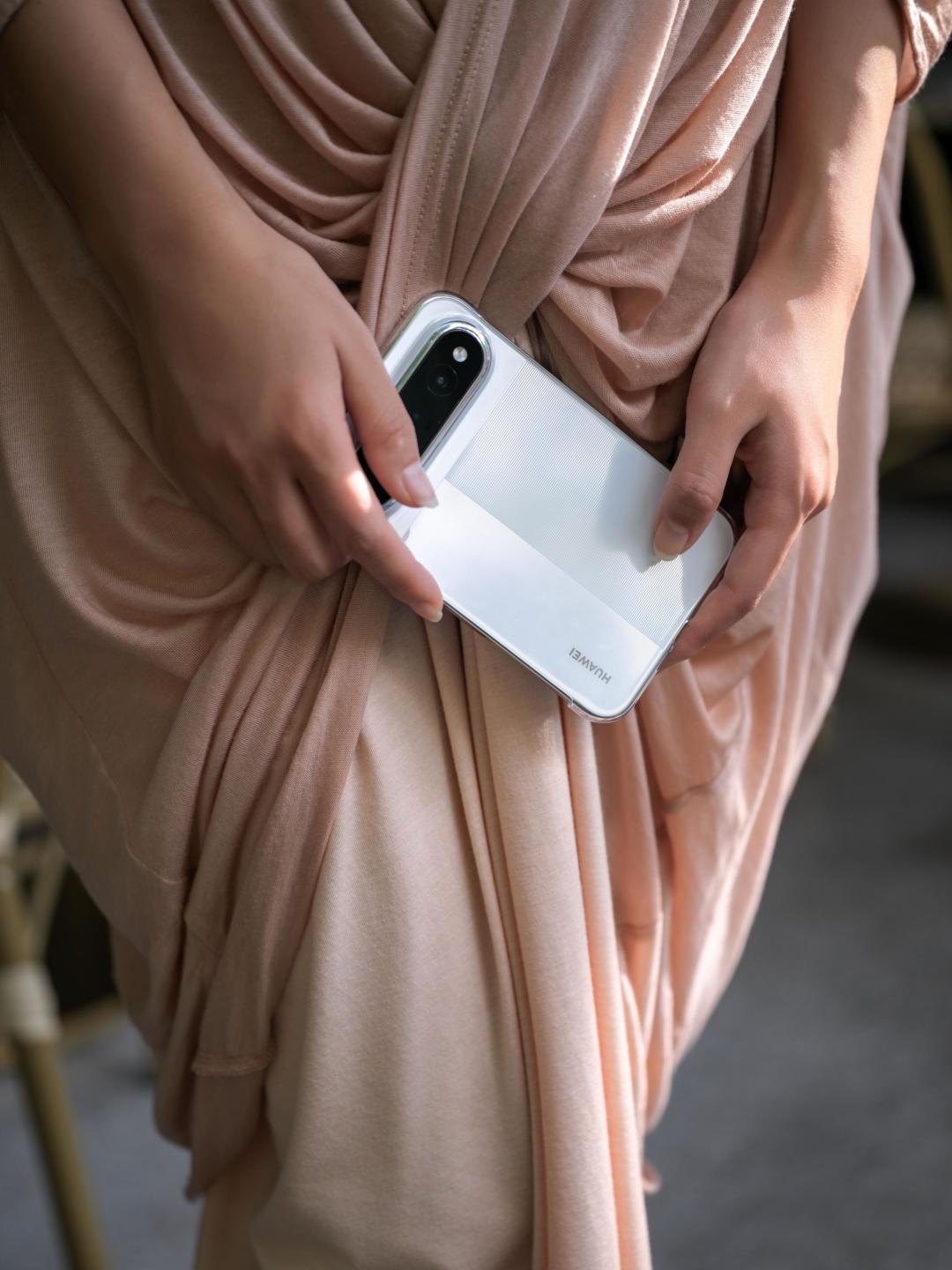 阔直板开售、iPhone Duo同夜亮相：这个