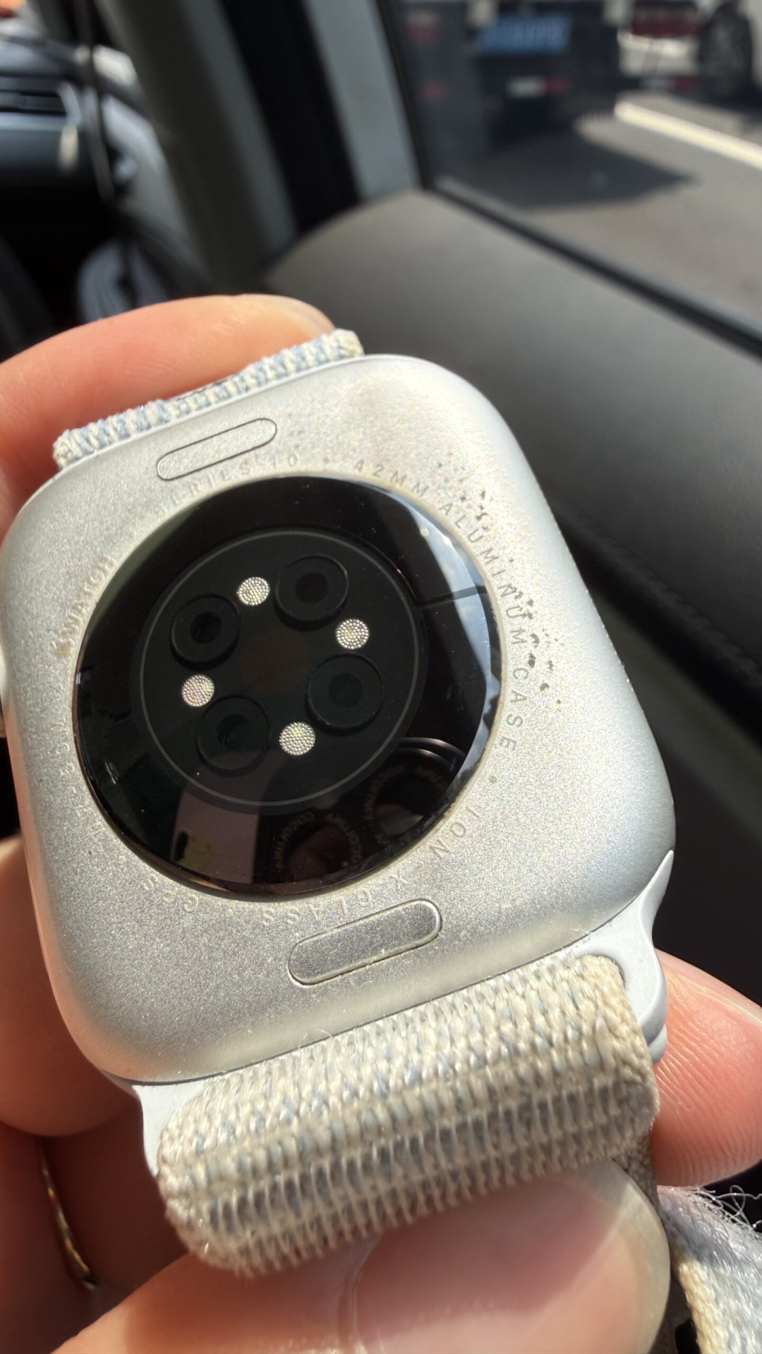亮黑过保也给换、银色被说“正常损耗”：Apple Watch掉漆售后没有公开政策，我翻完全网一年亲历帖，三条真实口径和9月的收紧变化都在这