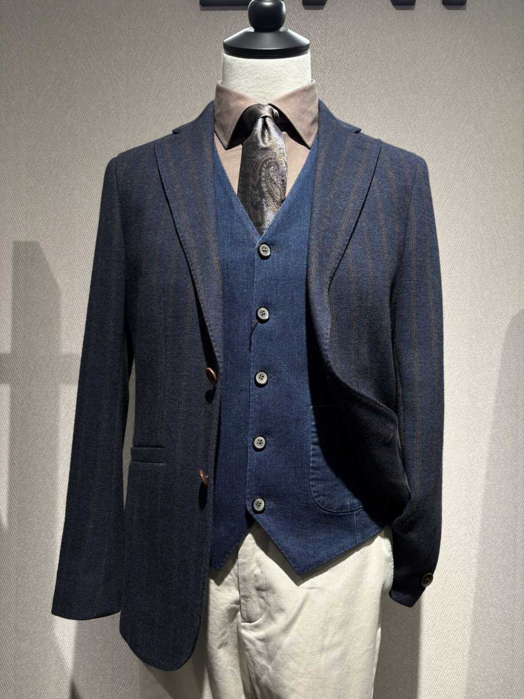 人台展示的蓝色条纹三件套，LAMPO店铺柜台陈列