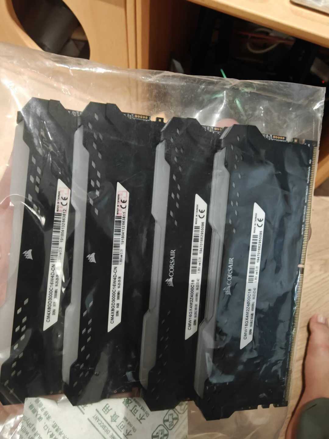 内存400买进1400卖出、DDR4反超DDR5：重估潮敲到收藏党门口，手里的老内存到底卖不卖？