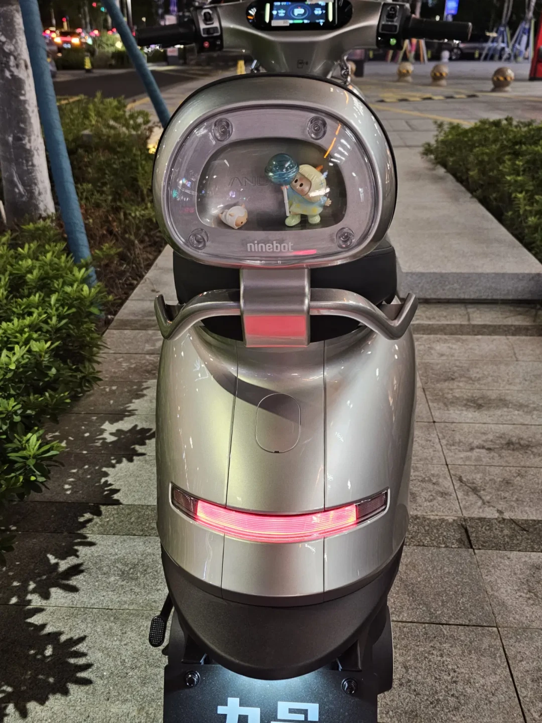 保时捷车主抢着配“电瓶车里的保时捷”:九号Q595C银色先停产、多地新车断货,价格从5千多到8000——买清库还是二手,先对清这三件事