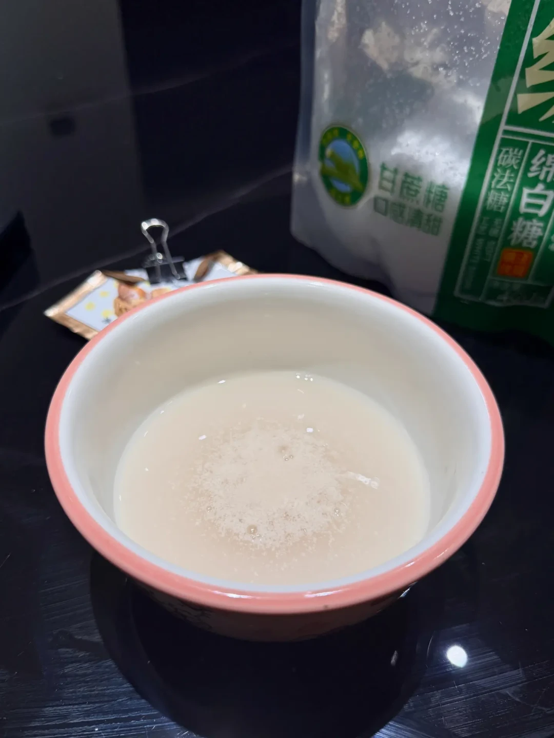 包装上的保质期只管没开封:安琪酵母开袋后有第二个“活性寿命”,15分钟糖水测生死,再决定扔不扔