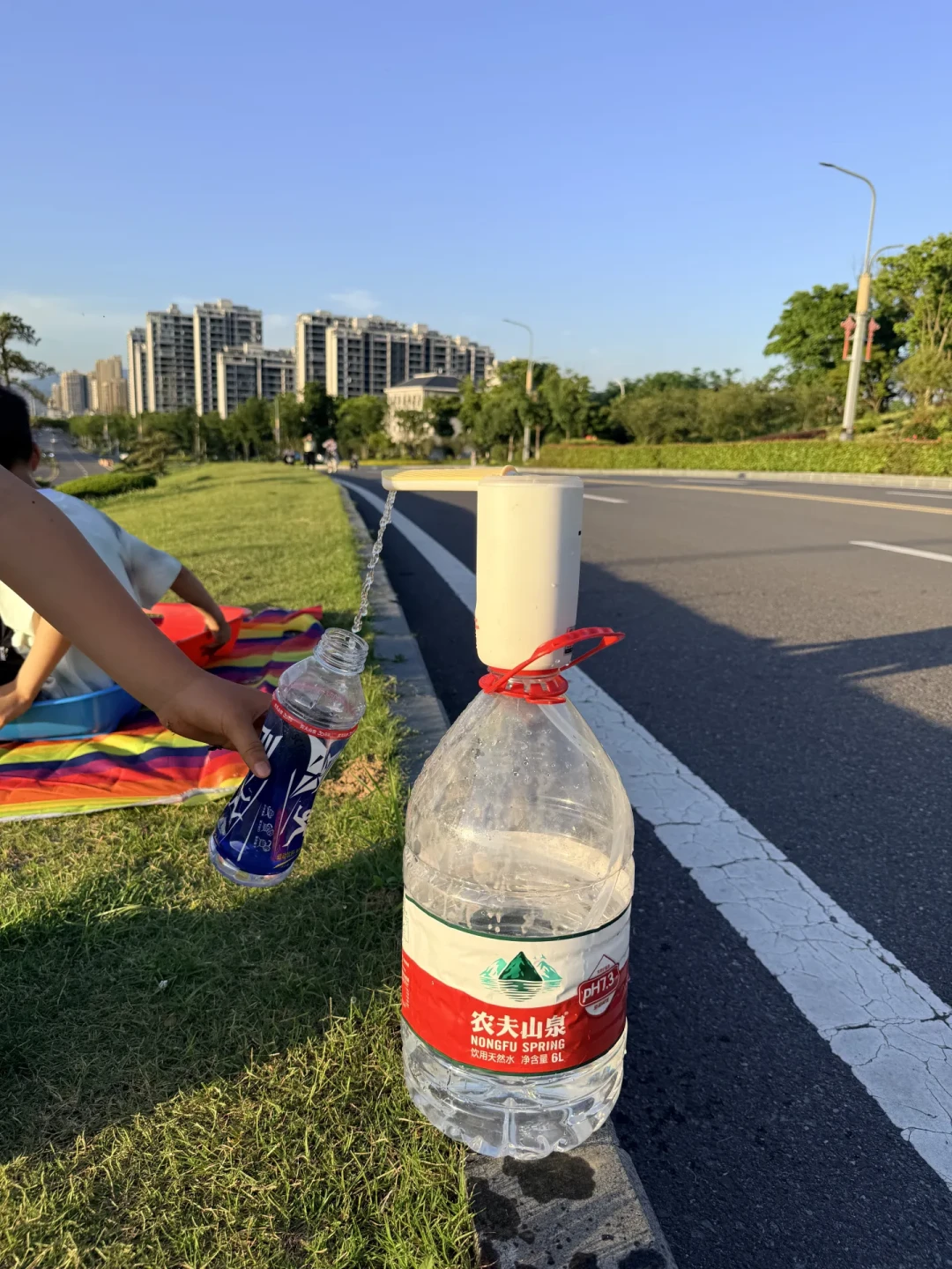 床车水路，全网分成两拨人：一拨花几千块铺管路后悔了，一拨提着水桶环了国——先别急着站队，看你的日历