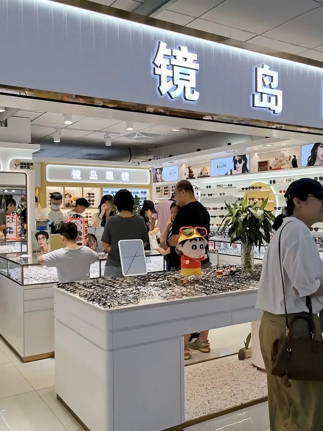 潘家园450拿下1.67 A4、丹阳膜岩288被评“假的”:对完5城报价单和2份流通拿货价表,买依视路的价格线不是折扣,是拿货价