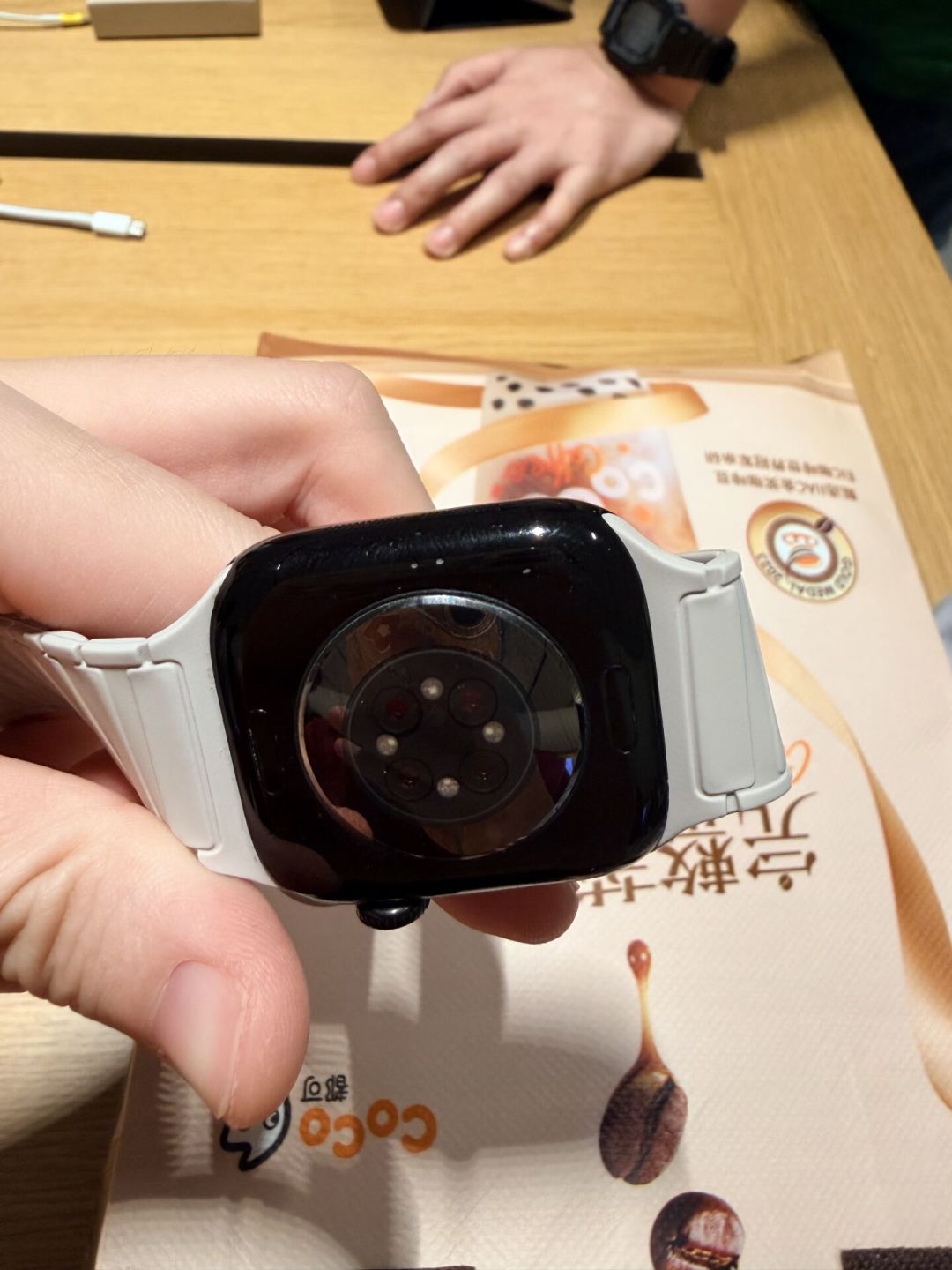 Apple Watch掉漆不怪你:S10、S11过保也能免费换新,对完20多条真实案例,这个窗口正在收紧