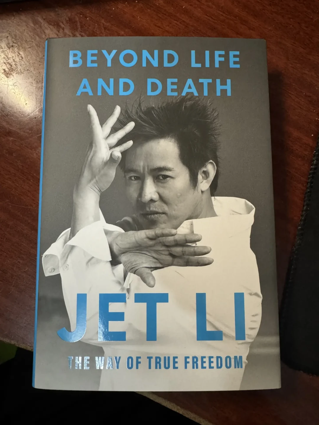 李连杰唯一的自传,目前只有3种拿法:繁体竖排、英文版、在线听书——当年