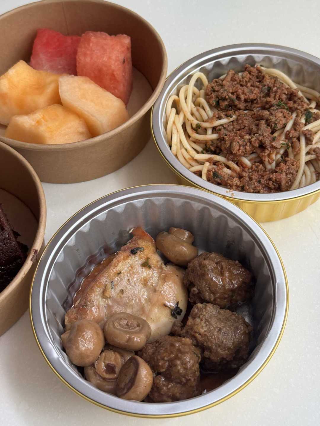 别急着定晚上九点的闹钟去抢“魔法袋”:本周几十条实测开箱、酒店40元自助袋和原价标水分逐条对完——捡漏是真的,随机翻车也是真的,3类人今晚开抢、2类人别折腾