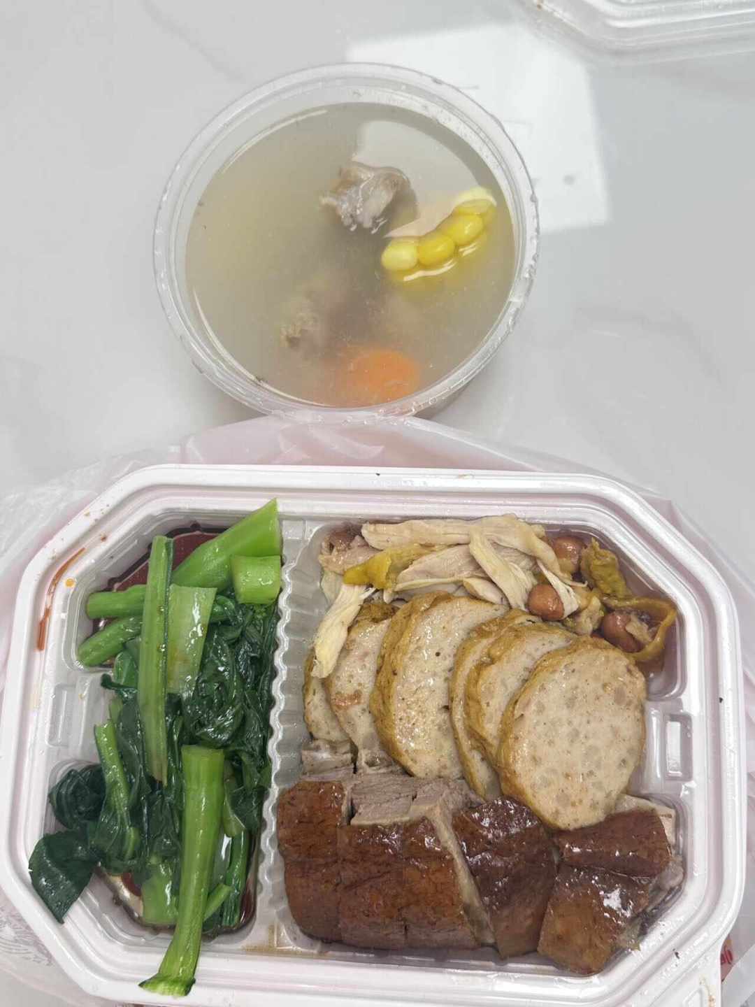 别急着定晚上九点的闹钟去抢“魔法袋”:本周几十条实测开箱、酒店40元自助袋和原价标水分逐条对完——捡漏是真的,随机翻车也是真的,3类人今晚开抢、2类人别折腾