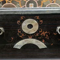 温明9.6撤展、镶玉漆棺9.8接档：南博"云飞扬"下半场换防我全核了——新顶流是复原件、角落里还藏着另一件温明、展期到11.15，值不值得去、435元图录要不要买，这篇说清